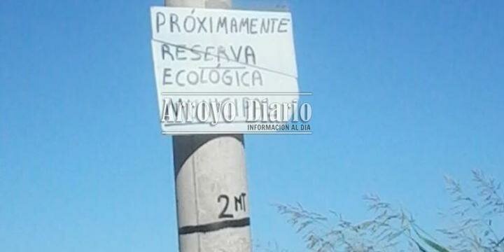 Los vecinos colocaron el cartel hace varias semanas pero todav?a no consiguieron llamar la atenci?n de las autoridades