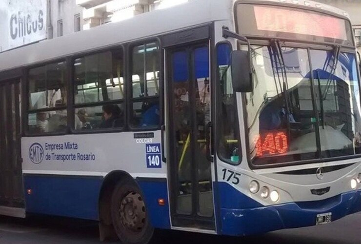 Un colectivo de la l?nea 140 en el medio de la pol?mica. Tel?fono para la Secretar?a de la Movilidad.