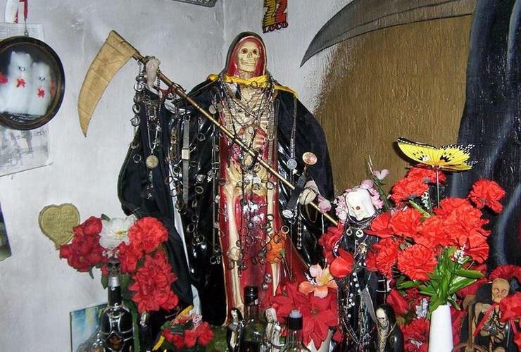 Rituales oscuros en su casa. La vecina que vive junto a su familia en la casa donde se registran episodios paranormales, revel? que en esta vivienda se hac?an rituales para rendirle culto a San La Muerte. Foto: Imagen Ilustrativa