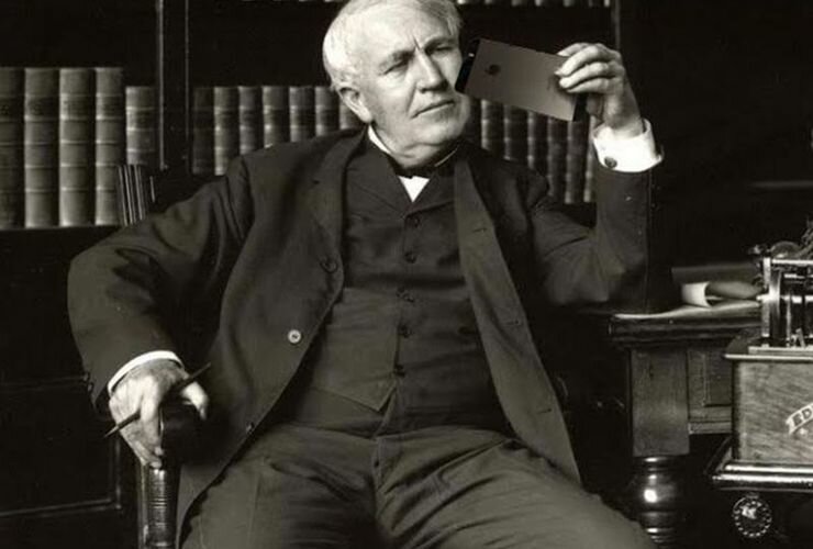 Thomas Alva Edison fue el primero en patentar una bombilla incandescente. Nunca imagin? lo que pasar?a a futuro.