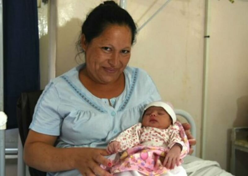 Madre e hija. Roxana y Selene, en el Hospital Centenario. Todo sali? bien. Foto: La Capital / Virginia Benedetto.