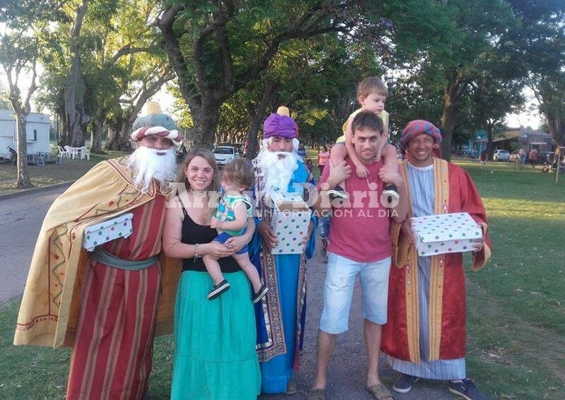 Junto a las familias. Los Reyes posaron para la foto con padres e hijos disfrutando de una linda tarde.