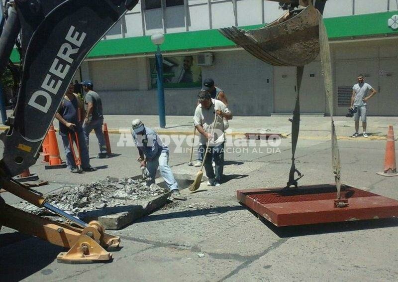 Esta ma?ana. Los municipales trabajando en la zona para completar las tareas de colocaci?n de la reja.