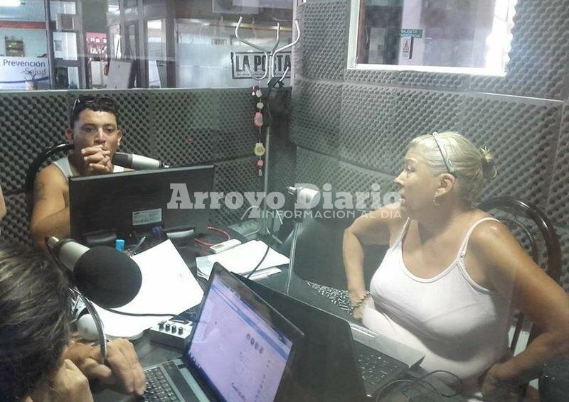 En la radio. Manuel y su mam? esta ma?ana en los estudios de Radio Extremo 106.9