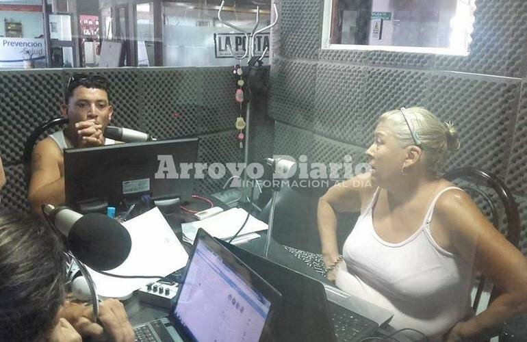 En la radio. Manuel y su mam? esta ma?ana en los estudios de Radio Extremo 106.9