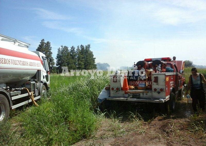 Incendio de gran magnitud. Los bomberos trabajan en tratar de controlar la situaci?n. Foto: Nicol?s Trabaina