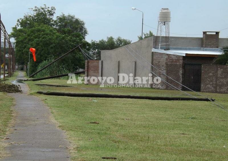 Imagen de Postes ca?dos sobre Ruta 21 en el ingreso norte