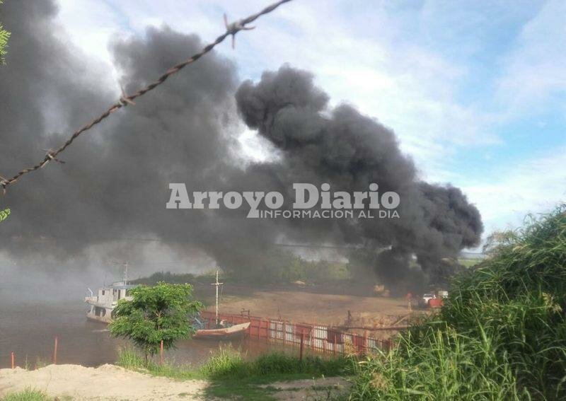 Nube negra. La gruesa columna de humo negro llam? la atenci?n de los vecinos que se acercaron hasta la zona para ver qu? estaba sucediendo.