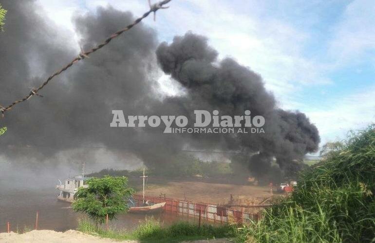 Nube negra. La gruesa columna de humo negro llam? la atenci?n de los vecinos que se acercaron hasta la zona para ver qu? estaba sucediendo.