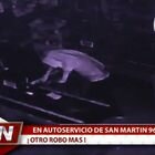 Actu? solo. Las c?maras de seguridad del local muestran el ardid completo de este ladr?n que, todo indicar?a, que fue el ?nico responsable del robo. Foto: Captura pantalla Canal 6.