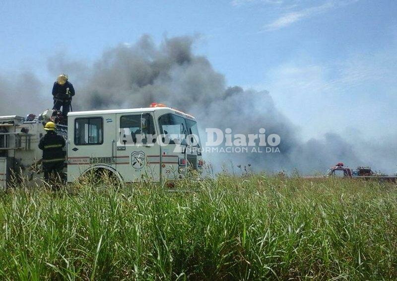 En plena tarea. Los bomberos sofocando el fuego esta tarde. Foto: Nicol?s Trabaina.