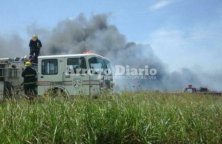 En plena tarea. Los bomberos sofocando el fuego esta tarde. Foto: Nicol?s Trabaina.