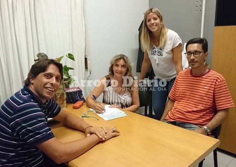 En la Comuna. Stangoni junto a la directora de la escuela primaria durante la entrega de los fondos.