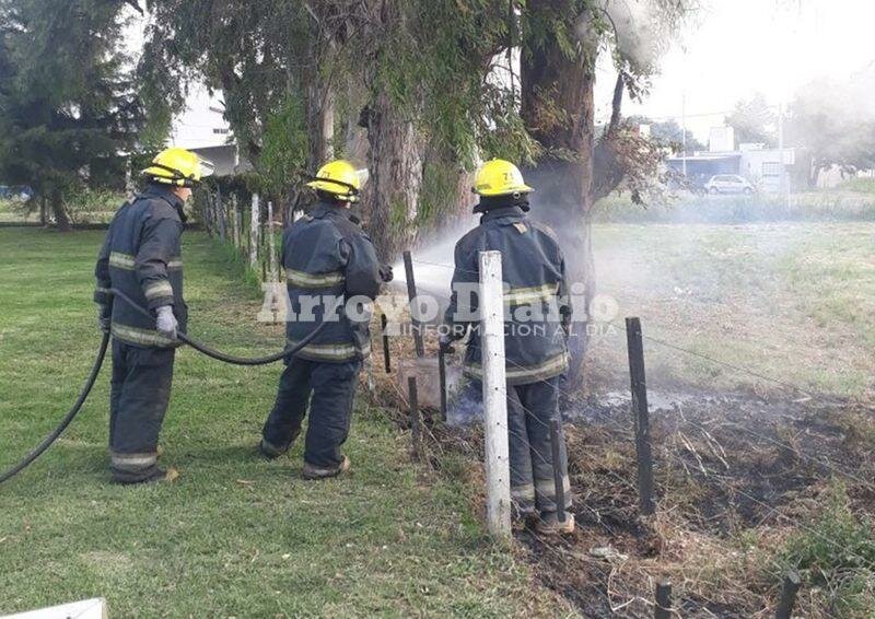 En plena acci?n. Los bomberos trabajando en la tarde de hoy.