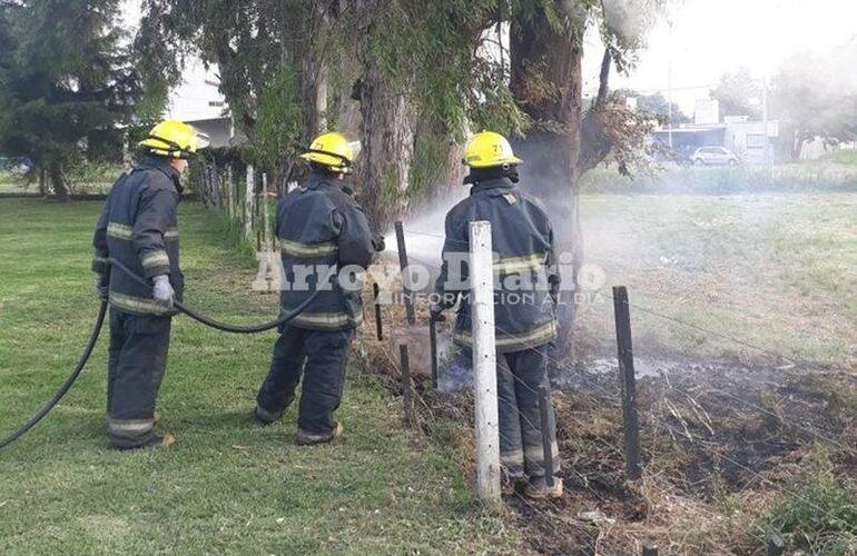 En plena acci?n. Los bomberos trabajando en la tarde de hoy.