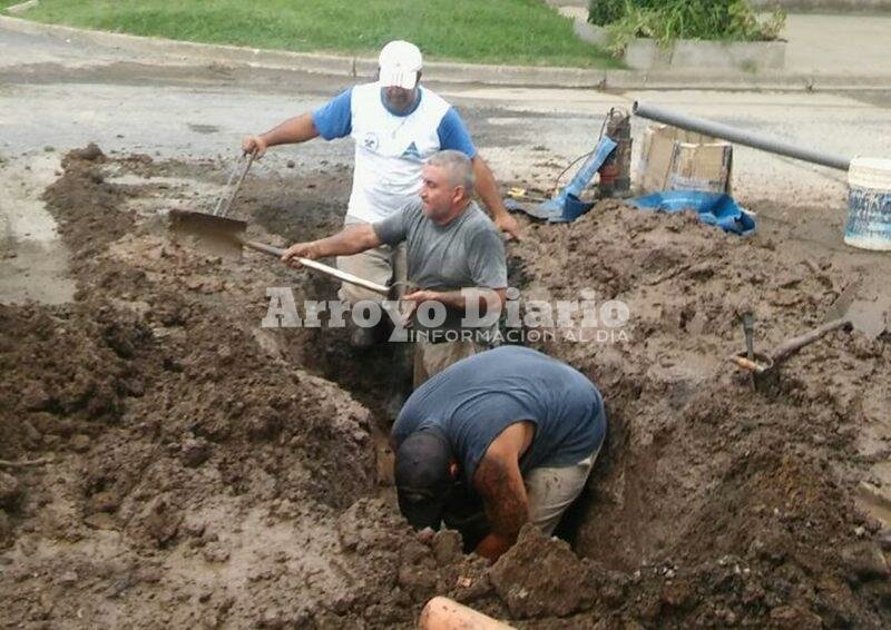 En el lugar. Los empleados municipales trabajando en la reparaci?n del ca?o.