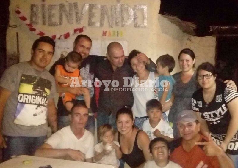 Todos juntos. Ahora s? la familia completa posando junto a Mario despu?s del recibimiento que le organizaron en la tarde de este s?bado.