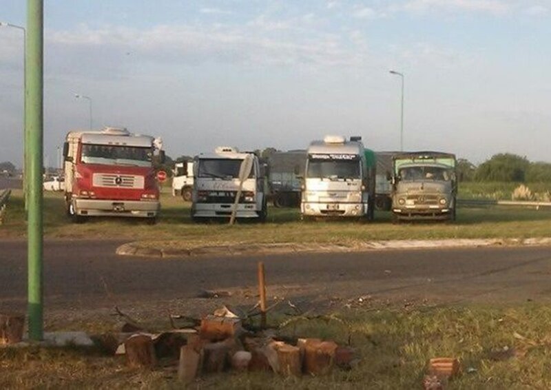 Los camioneros protestan a la vera de las rutas. Foto: infocampo.com.ar