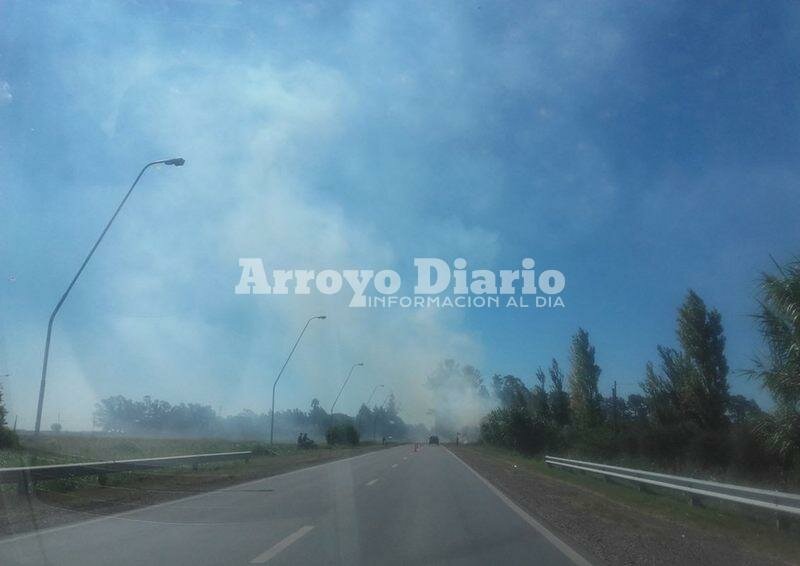 Imagen de Incendio en General Lagos: El humo dificulta la visibilidad por Ruta 21