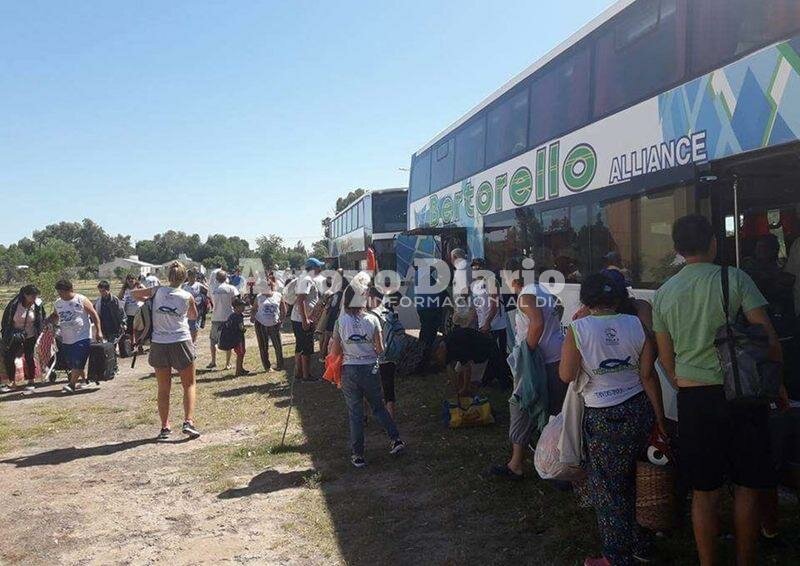 Viajaron m?s de 300 personas. Rumbo a Mendoza partieron cuatro colectivos, un minibus y 17 autos.