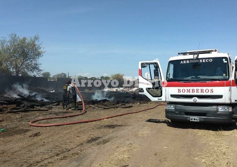 En el lugar. Los bomberos locales prestando colaboraci?n en un siniestro en Rosario.