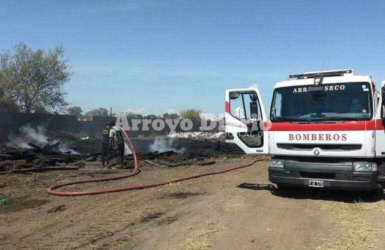 En el lugar. Los bomberos locales prestando colaboraci?n en un siniestro en Rosario.