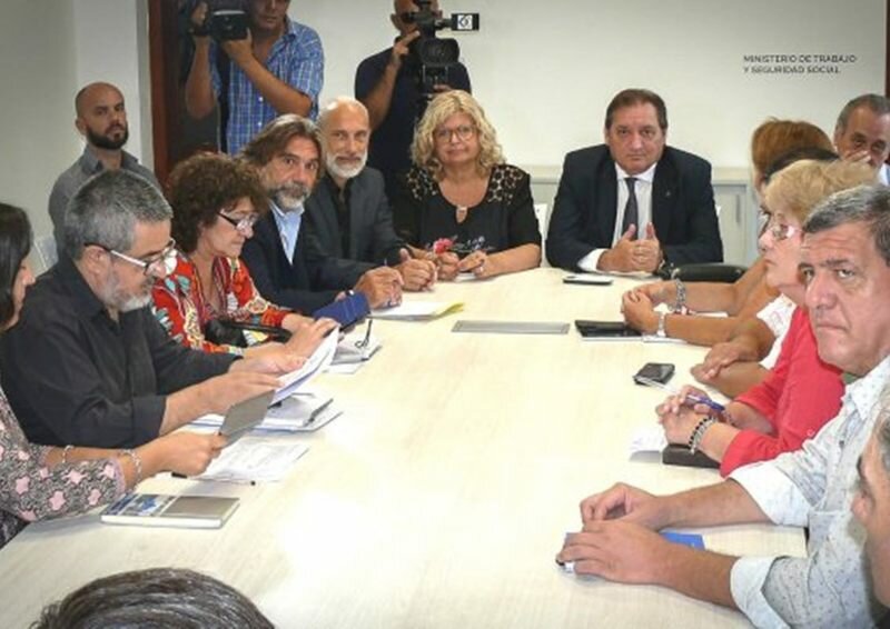 Durante el encuentro. La ministra de Educaci?n Claudia Balagu? defendi? la propuesta salarial que le hizo la provincia a los docentes.