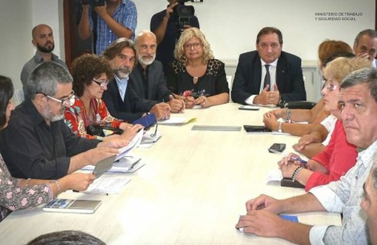 Durante el encuentro. La ministra de Educaci?n Claudia Balagu? defendi? la propuesta salarial que le hizo la provincia a los docentes.