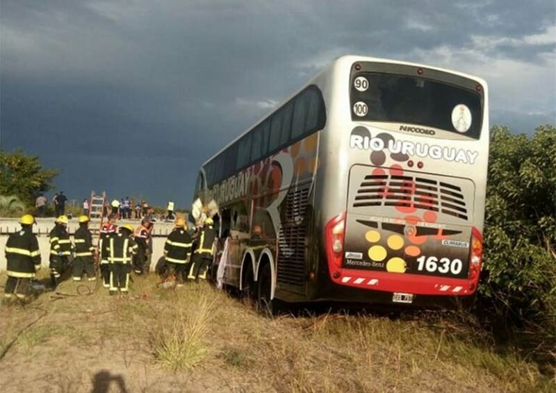 Imagen de Choc? micro con chicos de una escuela de f?tbol: dos muertos