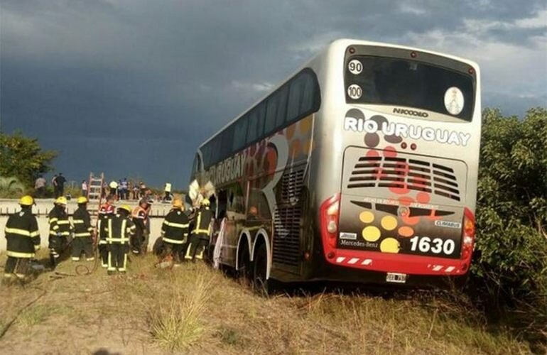 Imagen de Choc? micro con chicos de una escuela de f?tbol: dos muertos