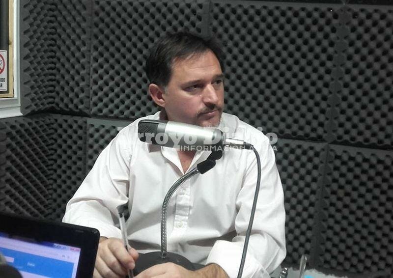 El legislador en la radio. El concejal Luciano Crosio en los estudios de 106.9