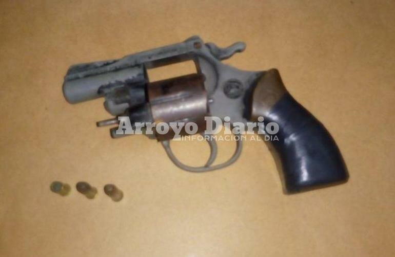 El arma. El rev?lver calibre 22 que, supuestamente, hall? la polic?a ayer.