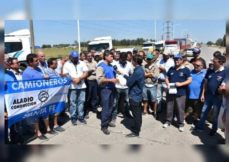 Camioneros y trabajadores de Oil Combustibles sobre ruta 10 este martes. Foto: @CriterioSL