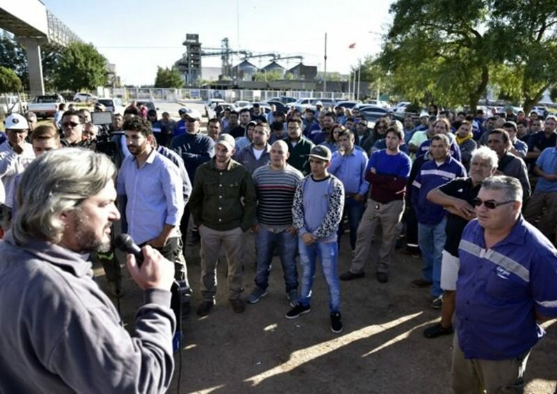 Lucha. Los trabajadores de Cargill, en asamblea frente a la planta.