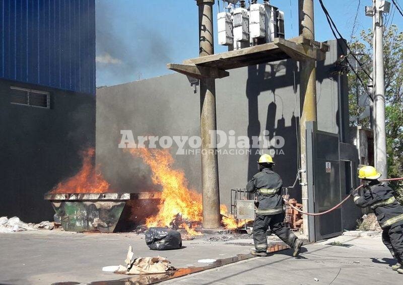 Trabajando. Dos m?viles de bomberos asistieron al lugar del incendio. Foto: Jorge David Cuello.