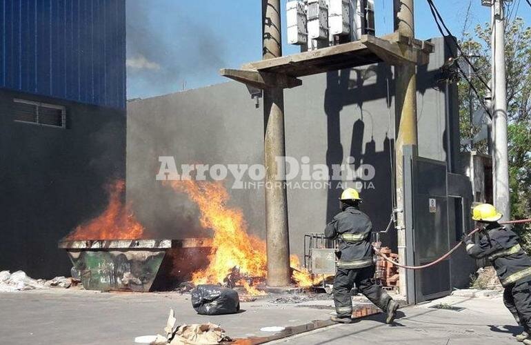 Trabajando. Dos m?viles de bomberos asistieron al lugar del incendio. Foto: Jorge David Cuello.