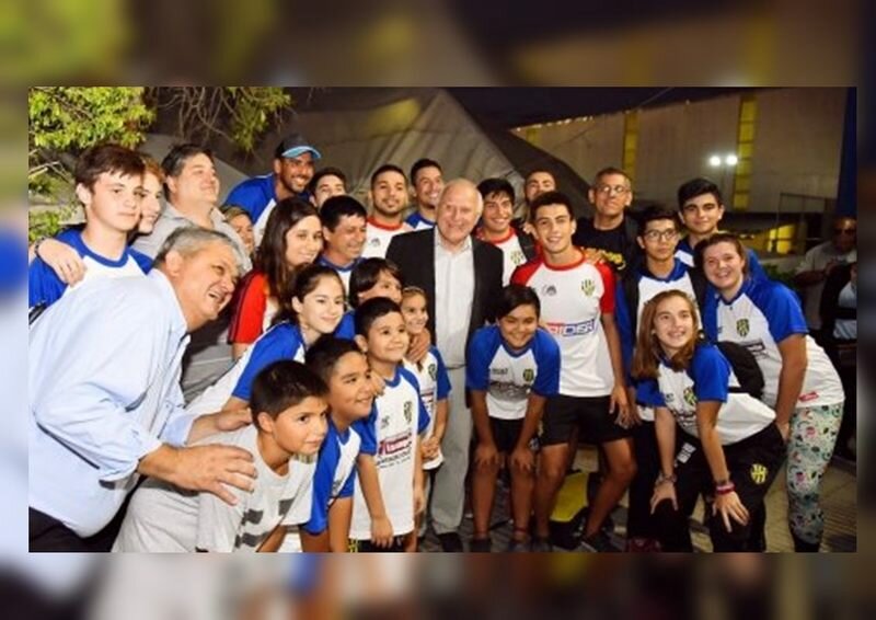 Festejo. Las comunidades de los clubes celebraron la visita del gobernador y agradecieron su ayuda.