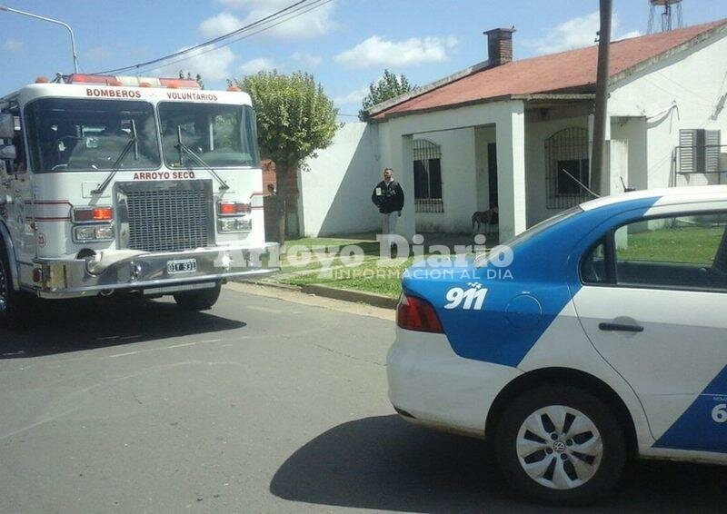 En el lugar. Un m?vil de bomberos y una patrulla de la polic?a se presentaron en el domicilio de los damnificados. Foto: Nicol?s Trabaina