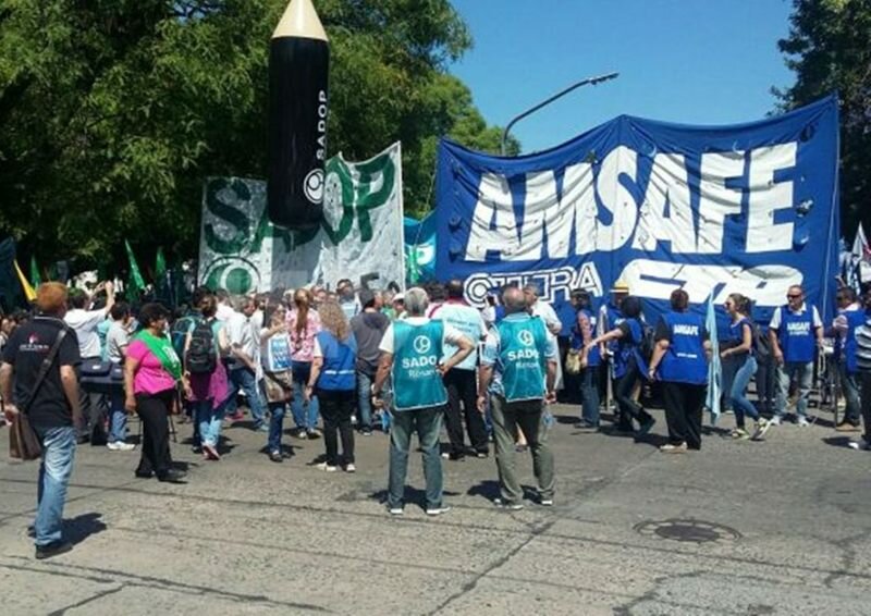 Imagen de Los gremios docentes rechazaron el decreto del gobierno y el cierre de la paritaria