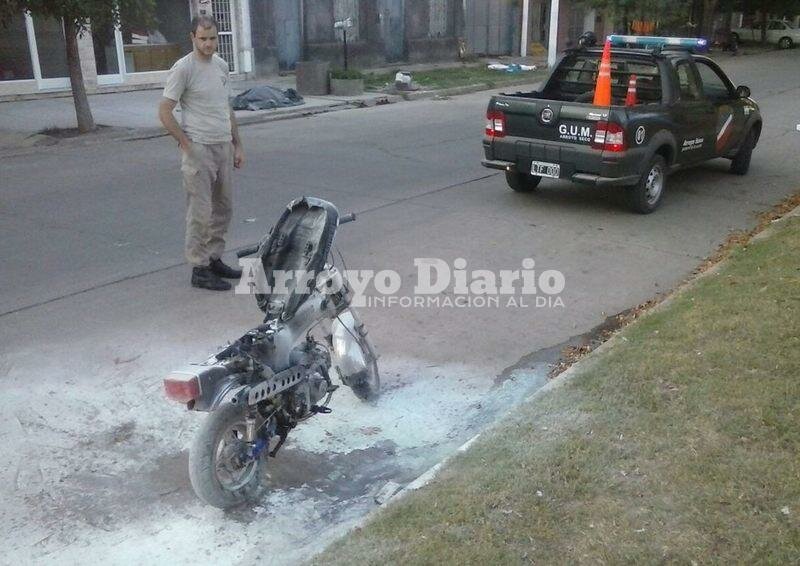 Imagen de Guardia Urbana en principio de incendio de una moto