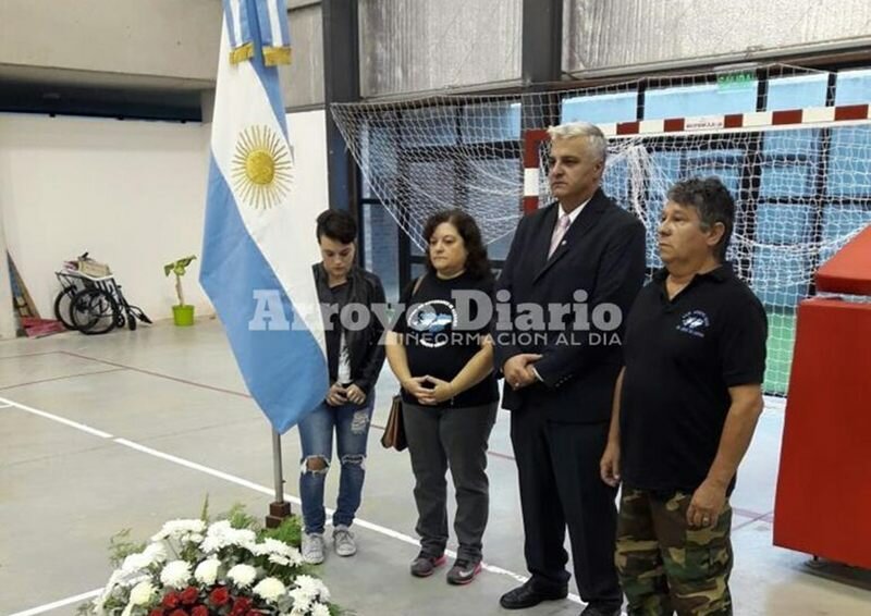 En el gimnasio. El a?o pasado por razones clim?ticas el acto se llev? a cabo en el Complejo Integral "Los Tiburones".