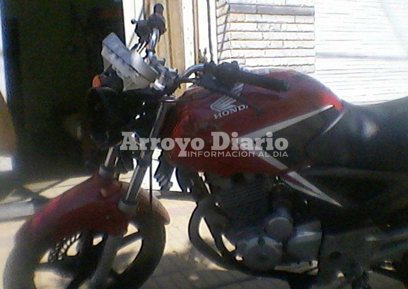 Modelo 2016. La moto sustra?da es de color rojo, negro y blanco.