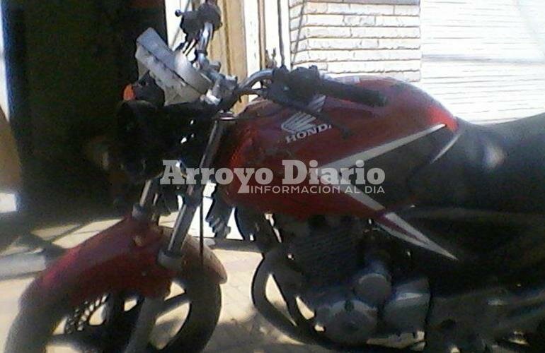 Modelo 2016. La moto sustra?da es de color rojo, negro y blanco.