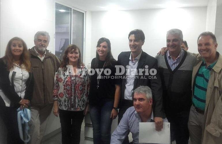 Foto grupal. El Dr. Mendoza junto a algunas autoridades y personal del SAMCo que particip? del acto del d?a de la fecha.