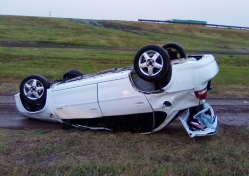 El auto se hallaba recostado sobre su techo y con graves da?os. Foto: Diario El Sur