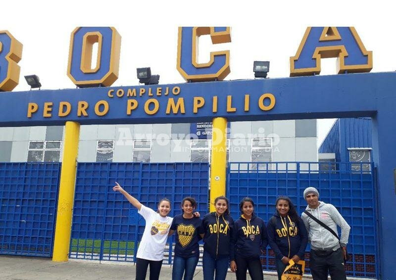 Imagen de F?tbol Femenino de Boca Juniors con representantes de Fighiera