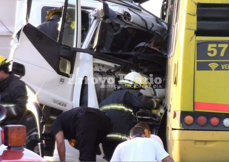 Imagen de Fighiera: Impactante choque con un camionero atrapado