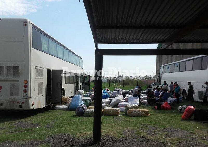 En el destacamento local. El micro, sus pasajeros y la mercader?a varados en la base que Gendarmer?a tiene en Arroyo Seco.