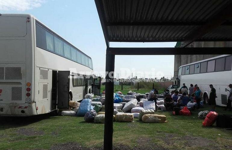 En el destacamento local. El micro, sus pasajeros y la mercader?a varados en la base que Gendarmer?a tiene en Arroyo Seco.