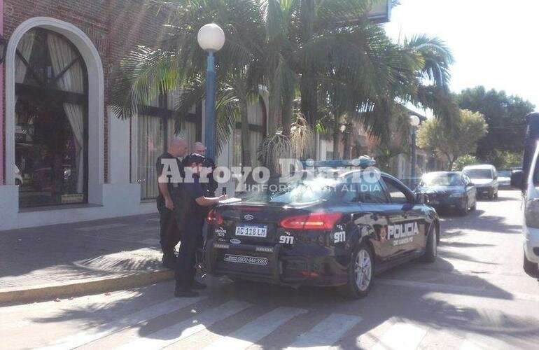 A la sede policial. La pareja fue trasladada en este m?vil a la comisar?a 27ma.